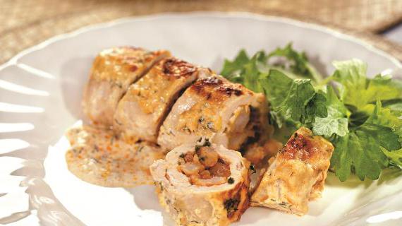 Сочные рулетики из куриного филе с креветками в ароматном соусе