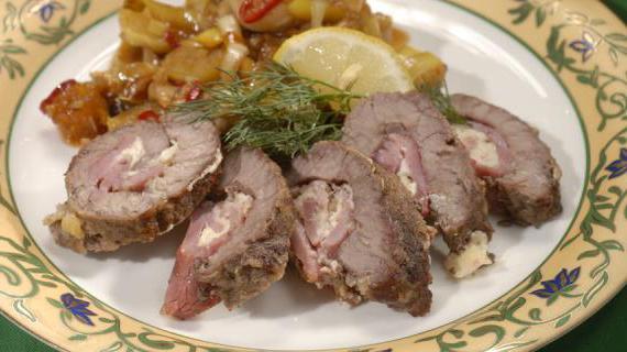 Сочные рулетики из телятины с сыром и копченой колбасой — изысканный вкус на каждый день