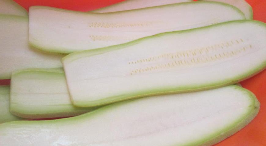 Цукини нарезаем длинными тонкими полосками. Обдаем их кипятком, чтобы сделать мягче. Для соуса смешиваем коричневый сахар, крахмал, тертый имбирь, уксус, бульон и немного меда или сиропа. Греем на плите до загустения, помешивая, около 2 минут.