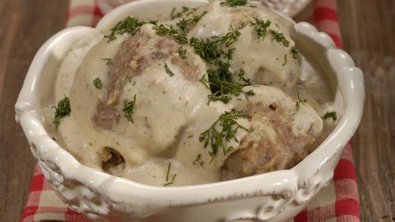 Ароматные тефтели в кремовом соусе с кедровыми орешками и травами