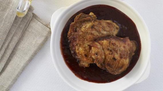Ароматные запеченные куриные бедрышки с сладким черносливовым соусом и нежным дипом из голубого сыра