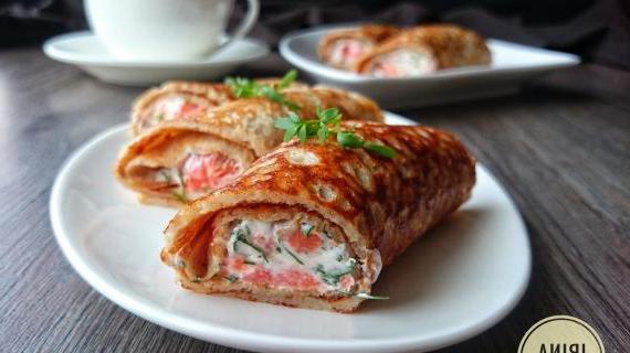 Сочные заварные блины из ржаной муки с нежной начинкой из слабосоленой нерки, свежей зелени и творожного сыра