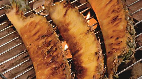 Сочный ананас на гриле с ароматом лимона и карамельной корочкой