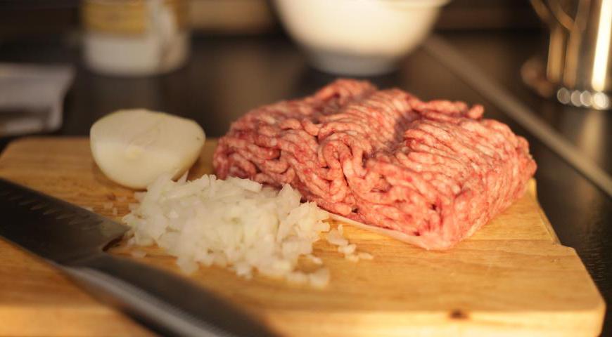 Приготовить мясную массу для котлет: мелко порезать репчатый лук и обжарить его на небольшом количестве масла до мягкости и легкой золотистости. Охладить лук и добавить к фаршу. Посолить, поперчить, хорошо перемешать. Убрать в холодильник минимум на полчаса для настоя.