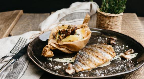 Сочный дорадо с ароматным картофелем и грибным соусом