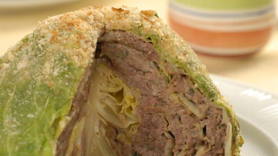 Вкусный и ароматный фаршированный кочан молодой капусты с мясом и травами