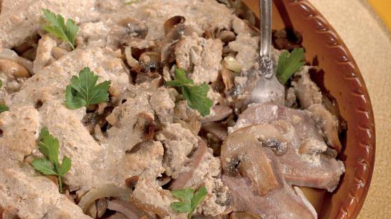 Нежный и ароматный говяжий язык в орехово-грибном соусе с овощами