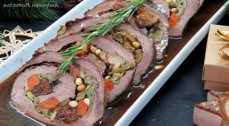 Рулет получается сочным, ароматным и просто восхитительным на вкус. Гости будут в восторге! Приятного аппетита!
