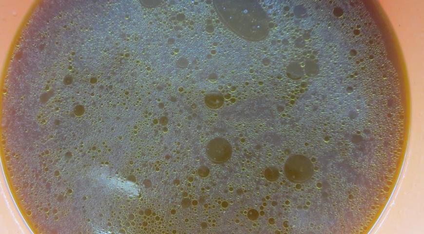 Через 8–10 часов аккуратно удалите жир, собравшийся на поверхности бульона.