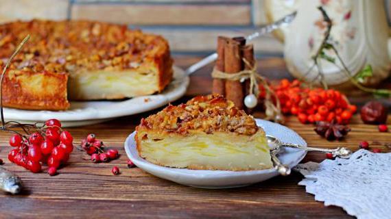 Сочный яблочный пирог с ореховой заливкой и цитрусовым ароматом