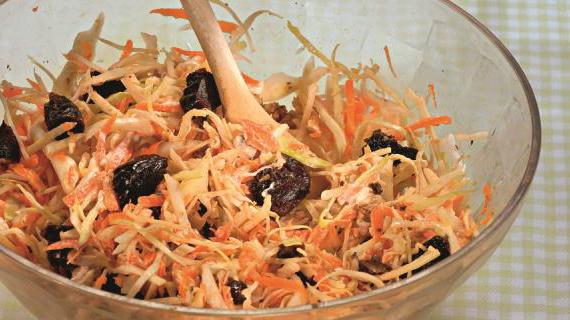 Сочный капустный салат с черносливом и орехами