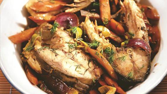 Вкусный карп, запечённый в пиве с ароматными травами и овощами — идеальное блюдо для ужина