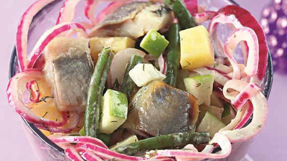 Сочный картофельный салат с сельдью и ароматной заправкой