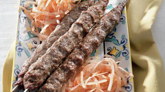Сочный кийма шашлык из баранины по узбекски: нежный фарш на шампуре