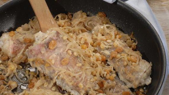 Сочный конгрио с ароматной луковой заправкой и орехами