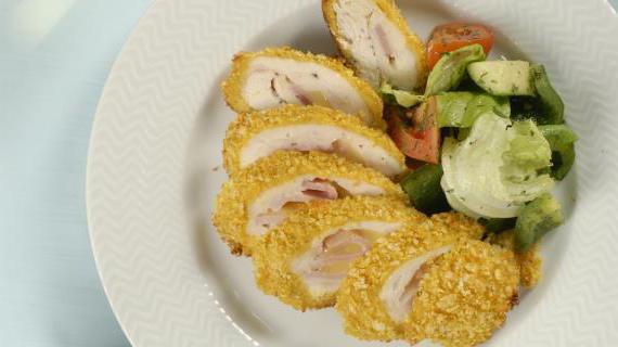 Ароматный и сочный куринный рулет с нежным сливочно-чесночным соусом
