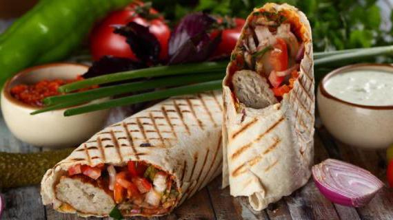 Сочный куриный кебаб с ароматной зеленью и овощами в лаваше