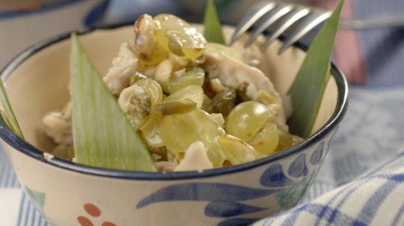 Сочный куриный салат с виноградом и обжаренным фундуком