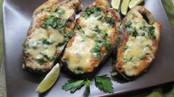 Сочный лосось под ароматной сырной корочкой с травами