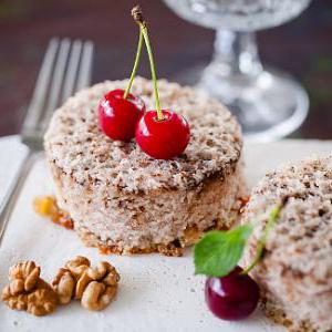 Сочный манник с изюмом и грецкими орехами, испечённый в мультиварке