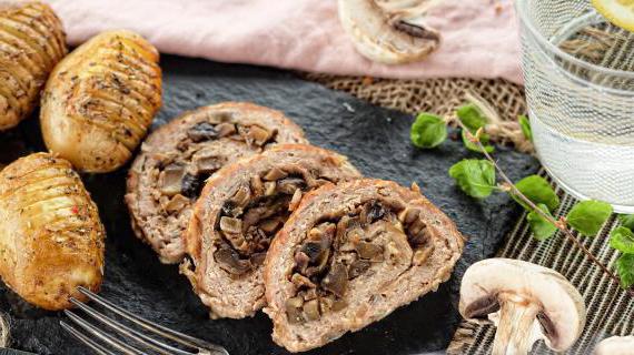 Сочный мясной рулет с ароматными грибами и сладким луком — идеальное блюдо для праздника