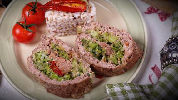 Сочный мясной рулет с брокколи, сыром и ароматными вялеными помидорами