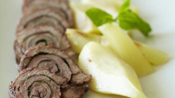 Сочный мясной рулет с фруктовым соусом и ароматной зеленью
