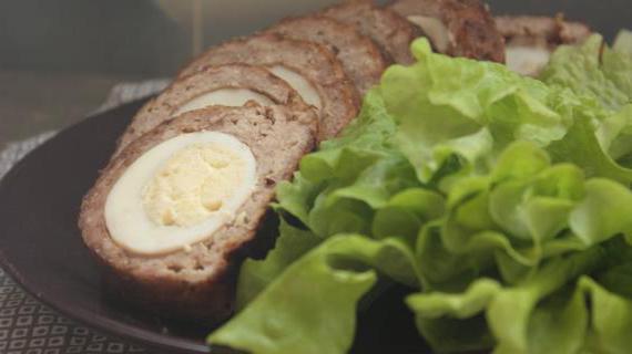 Сочный мясной рулет с начинкой из яиц — идеальное мужское блюдо