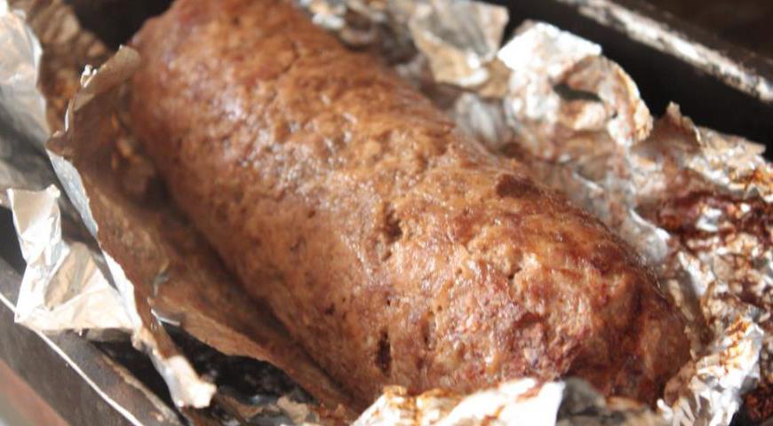 Чтобы получить хрустящую корочку, аккуратно раскройте фольгу и отправьте рулет в духовку ещё на 7–10 минут в режиме конвекции. После этого дайте ему немного остыть перед подачей.