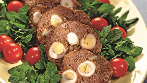 Сочный мясной рулет с перепелиными яйцами — праздничное блюдо по домашнему