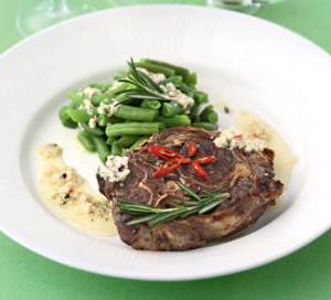 Вкусный и ароматный молодой барашек с хлебным соусом, наполненным травами и орехами