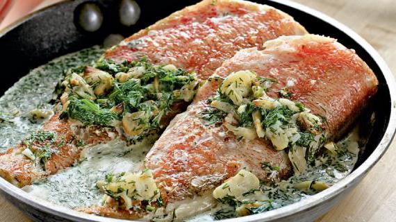 Сочный морской окунь с ароматным чесночным соусом
