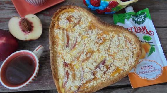 Сочный нектариновый пирог с абрикосовым джемом и нежным йогуртовым кремом