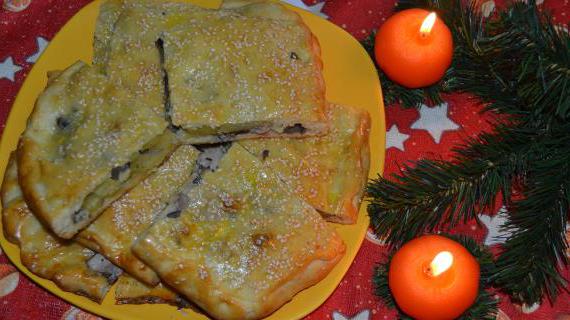Сочный пирог с картофелем, филе индейки и лесными грибами