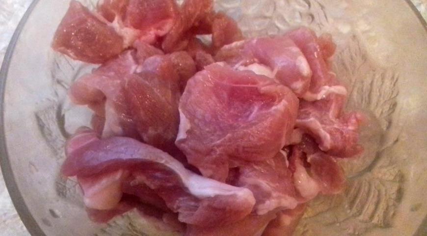 Филе индейки нарежьте тонкими полосками одинаковой толщины, чтобы мясо равномерно проварилось и сохранило сочность.