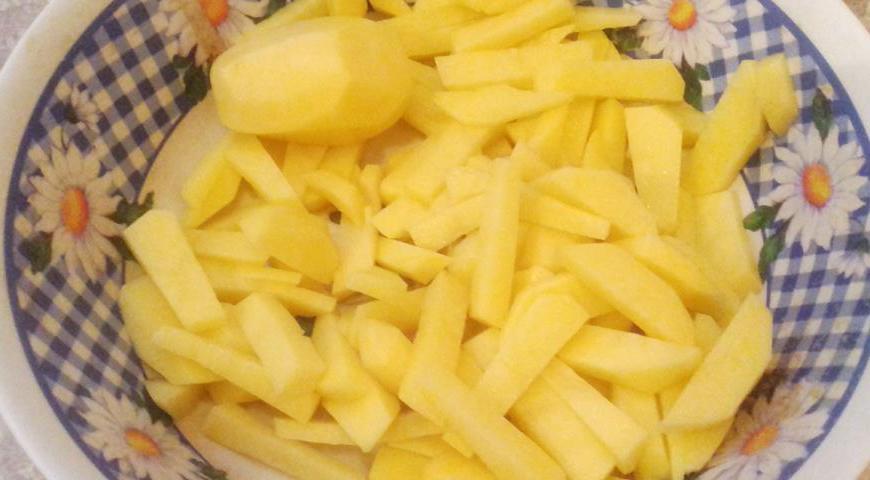 Картофель очистите и нарежьте мелкой соломкой. Чтобы он не потемнел, можно слегка промыть его водой и просушить.