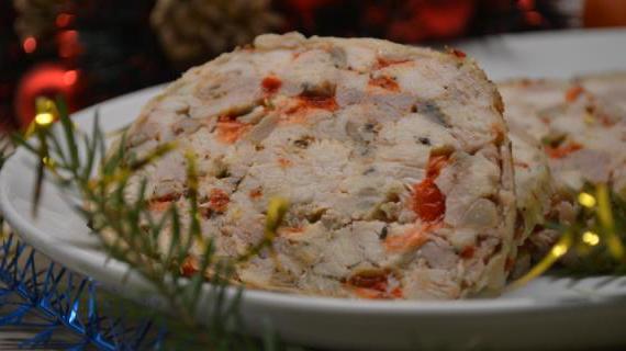 Сочный праздничный куриный рулет с грибами и перцем