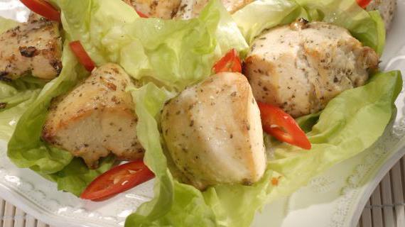Вкусный и ароматный салат из филе индейки с лимонной ноткой
