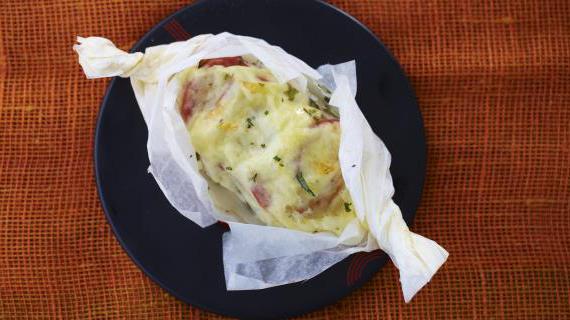 Инновационный способ приготовления куриной грудки с моцареллой и томатами в бумаге для выпечки