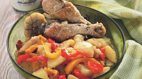 Вкусный и ароматный ужин: курица с картошкой и сладким перцем