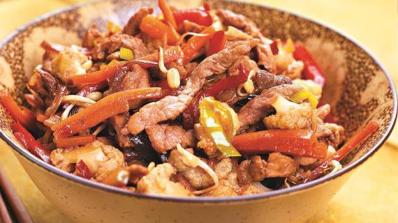 Сочный рецепт свинины, маринованной в устричном соусе с овощами и ароматными специями