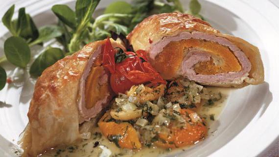 Инновационный рецепт запеченной свинины с курагой в слоеном тесте: вкус, аромат и изысканность