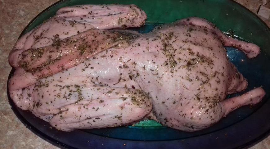 Подготовьте маринад: смешайте оливковое масло с прованскими травами. Тушку утки хорошо натрите солью внутри и снаружи, затем втирайте приготовленную масляную смесь. Оставьте утку мариноваться на 2-3 часа в холодильнике, чтобы мясо впитало ароматы.