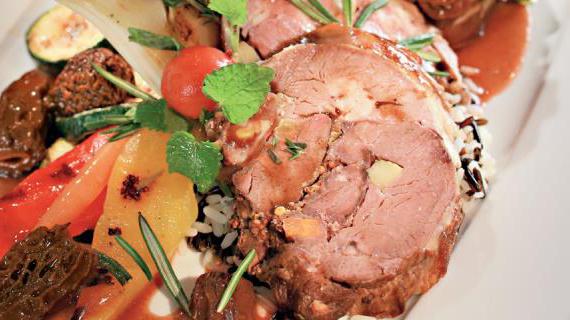 Сочный рулет из баранины с ароматными овощами и грибным соусом