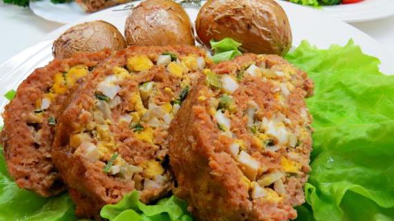 Сочный рулет из фарша с яйцом, луком и ароматной начинкой