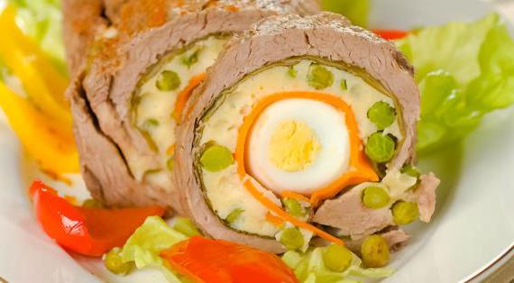 Сочный рулет из говядины с ароматной начинкой из моркови, шпината и бекона