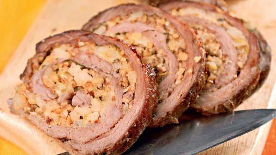 Вкусный рулет из говядины с яблоками и орехами — идеальное блюдо для праздничного стола