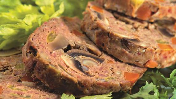 Сочный рулет из говядины с ветчиной и овощами