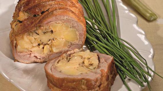Сочный рулет из телятины с картофельно-луковой начинкой и сливочным соусом