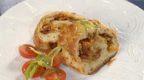 Сочный рыбный рулет с луком-пореем и овощами